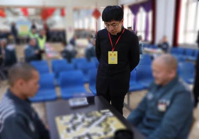 "棋圣"聂卫平参加呼兰监狱"火凤凰杯"服刑人员围棋甲级联赛-"以围棋