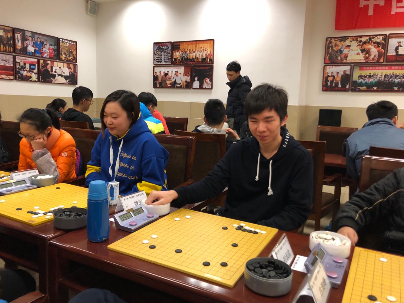 虽然昨天输棋了,不过罗岩三段看上去心情还可以.