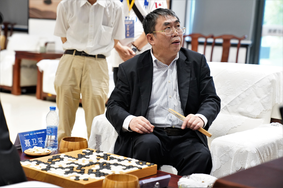 leela zero仍认为黑棋胜率接近80%,实战聂卫平九段选择了c位消劫转换