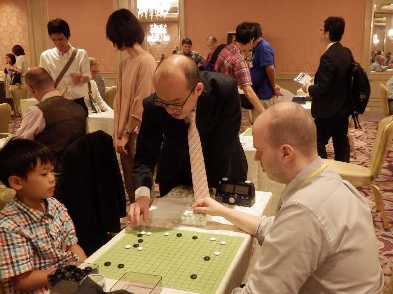 一力辽为外国棋迷进行自战讲解