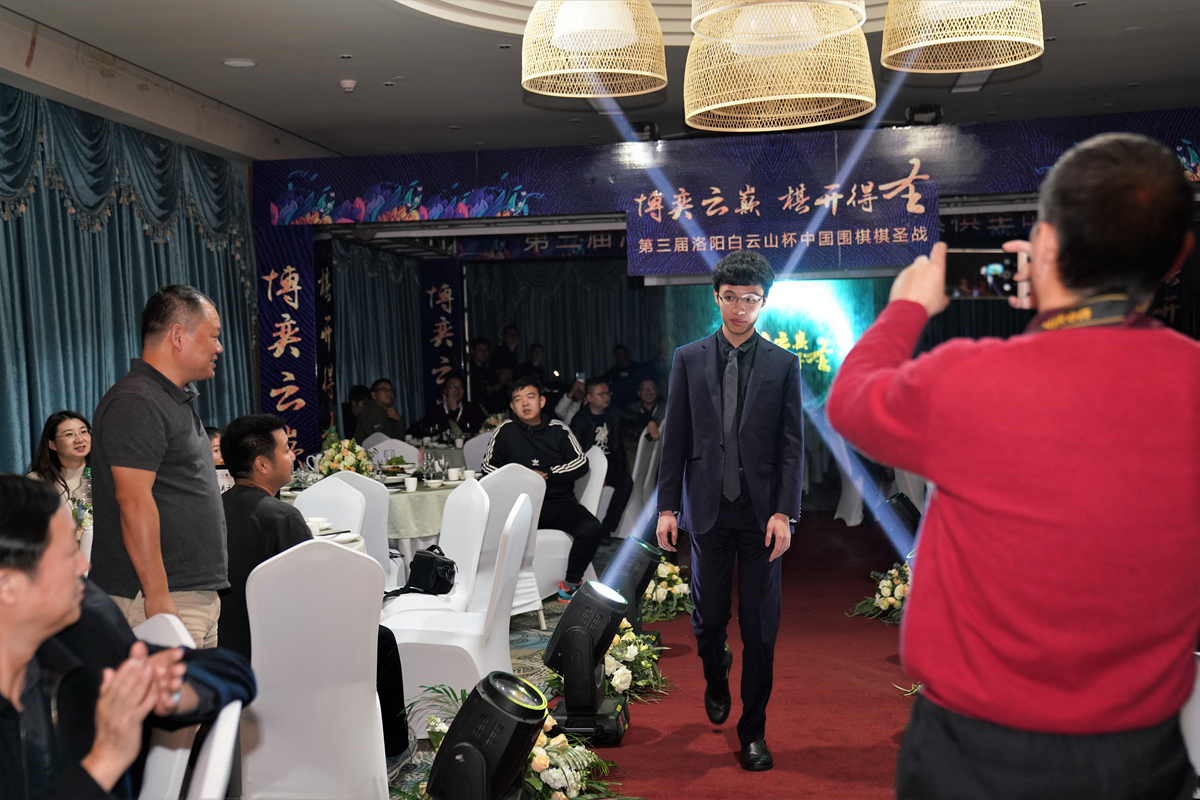 1542221743422307.jpg 连笑上领奖台.jpg