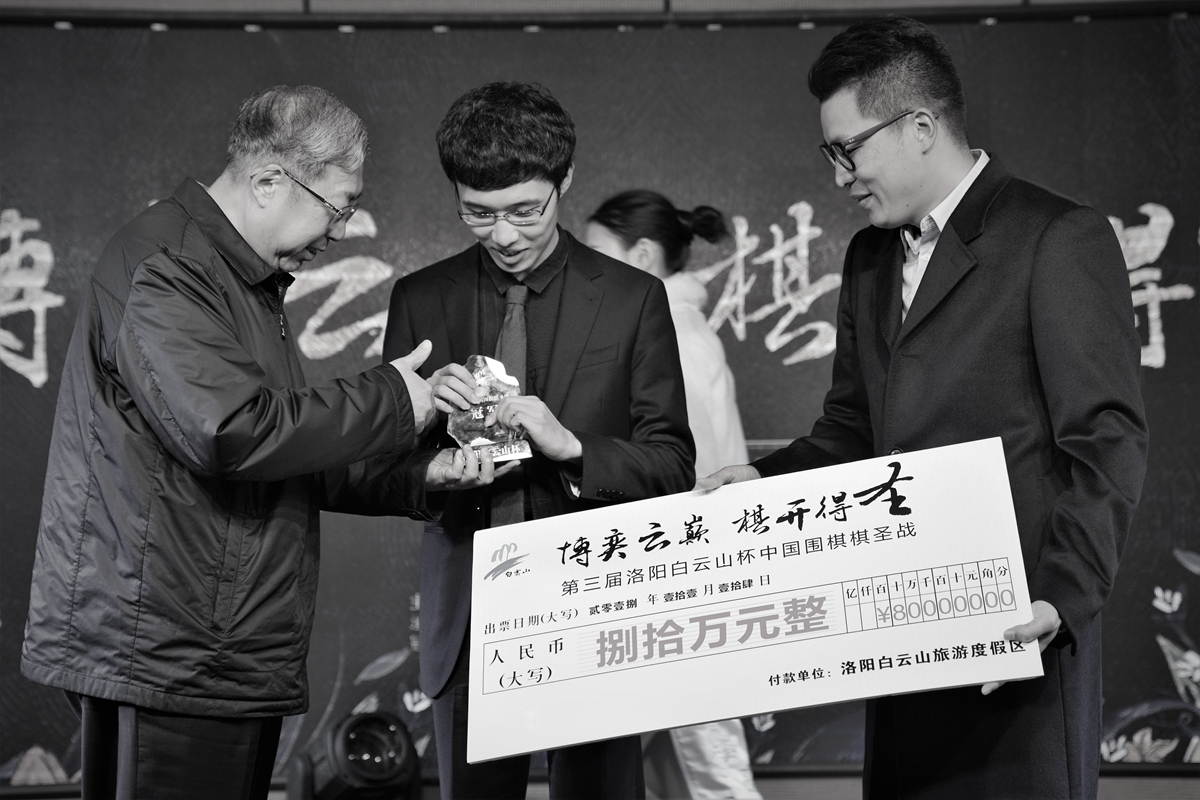 1542221794879325.jpg 连笑领奖.jpg
