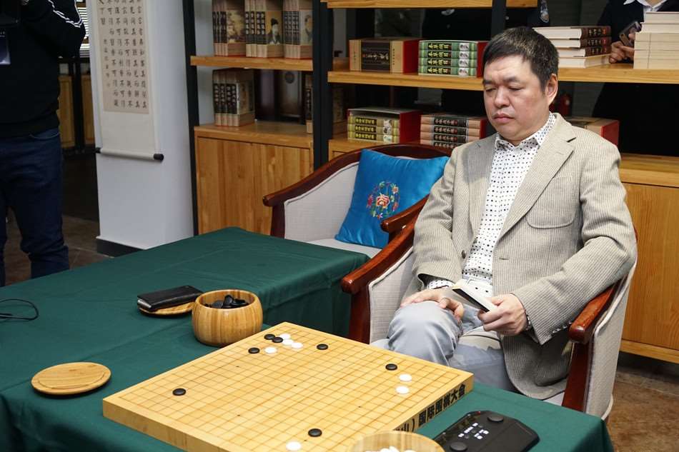 华山国际围棋大会人工智能邀请赛首轮石子旋风胜马晓春
